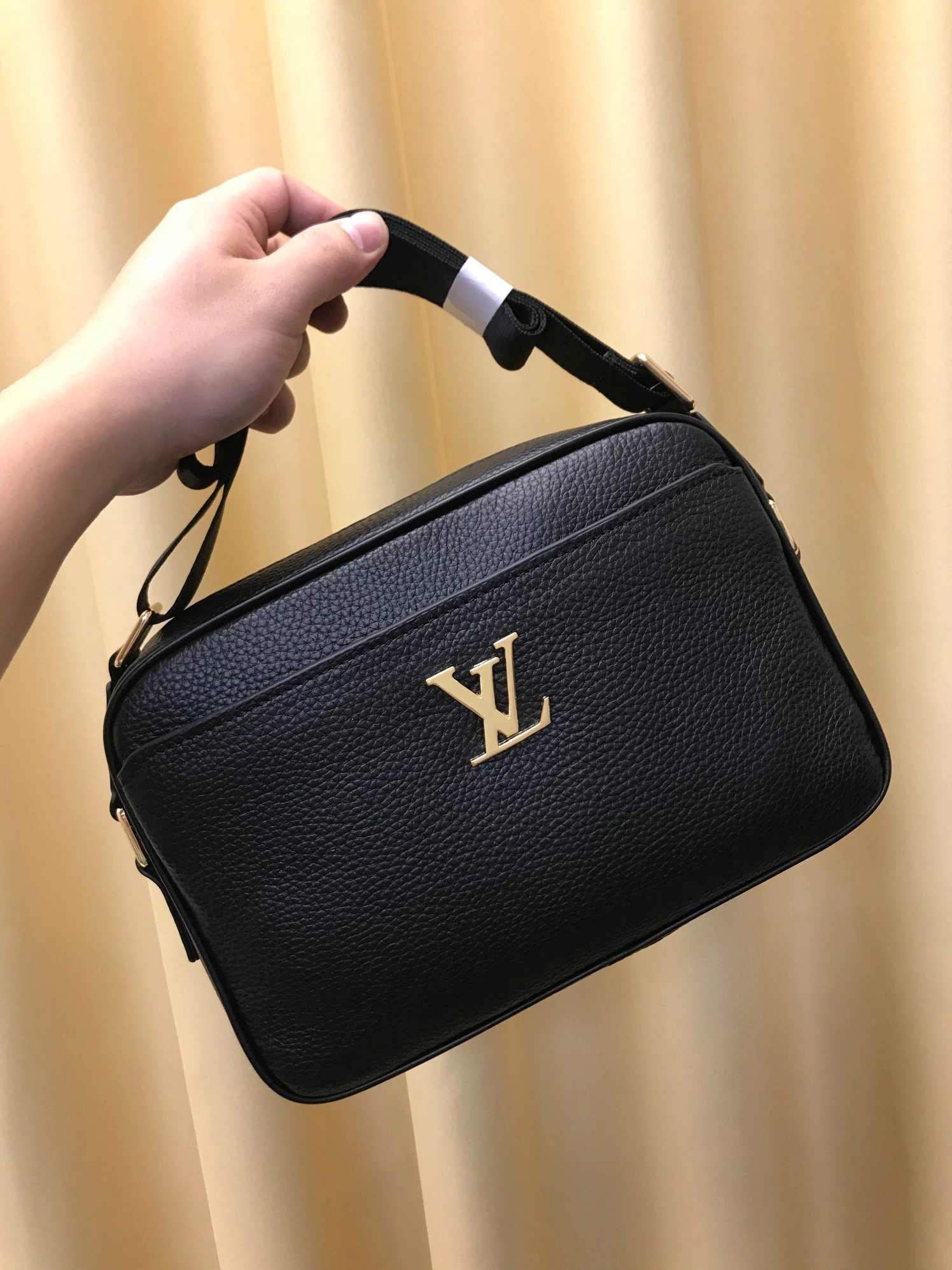 Louis Vuitton AAA Man Messenger Bags Cozy 8578