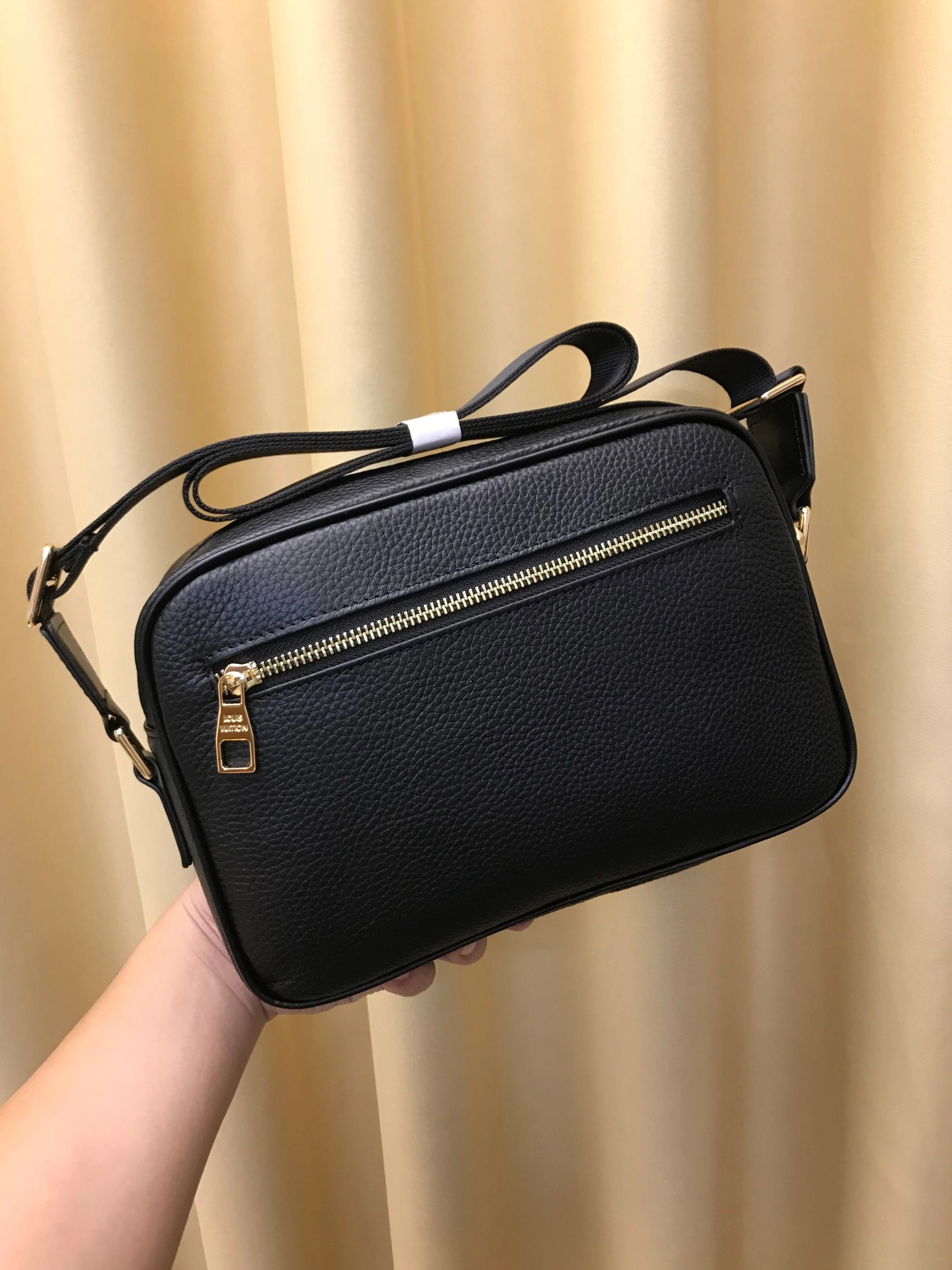 Louis Vuitton AAA Man Messenger Bags Cozy 8578