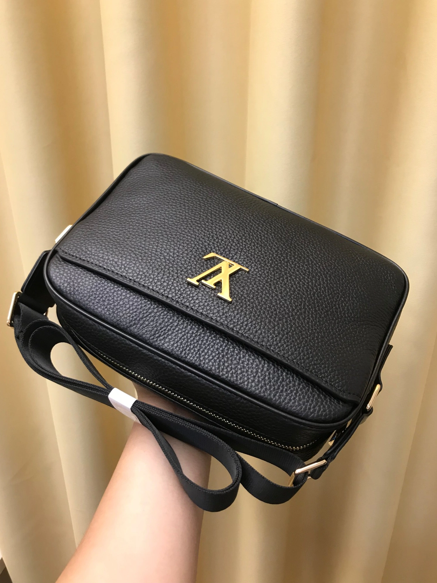 Louis Vuitton AAA Man Messenger Bags Cozy 8578