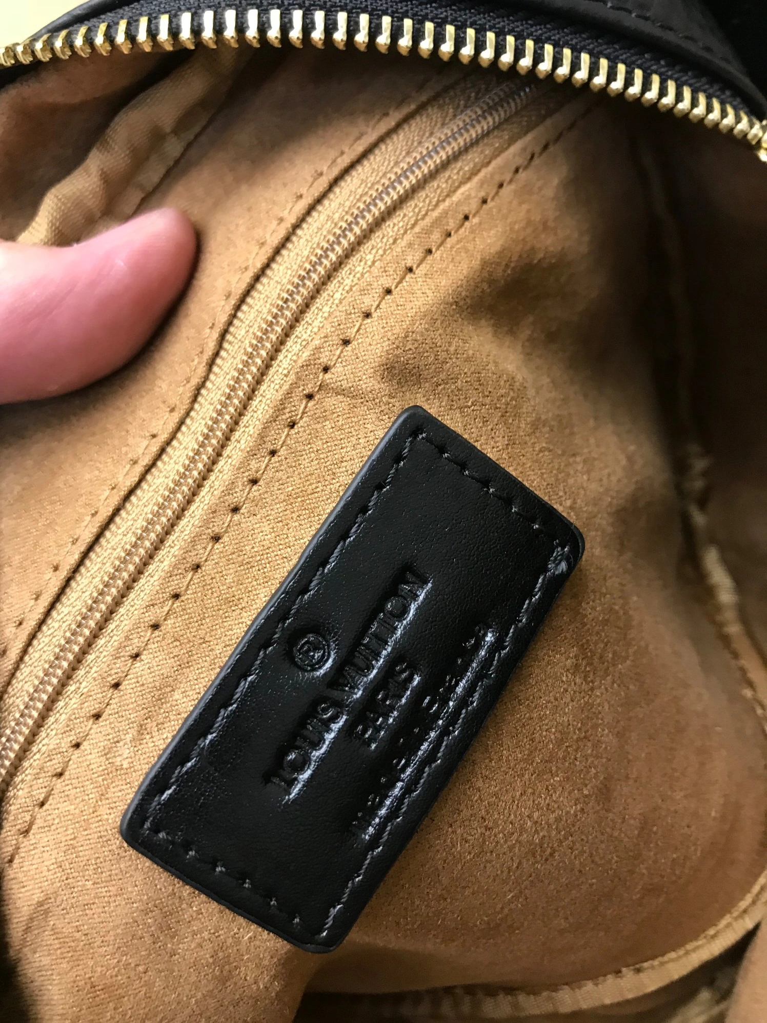 Louis Vuitton AAA Man Messenger Bags Cozy 8578