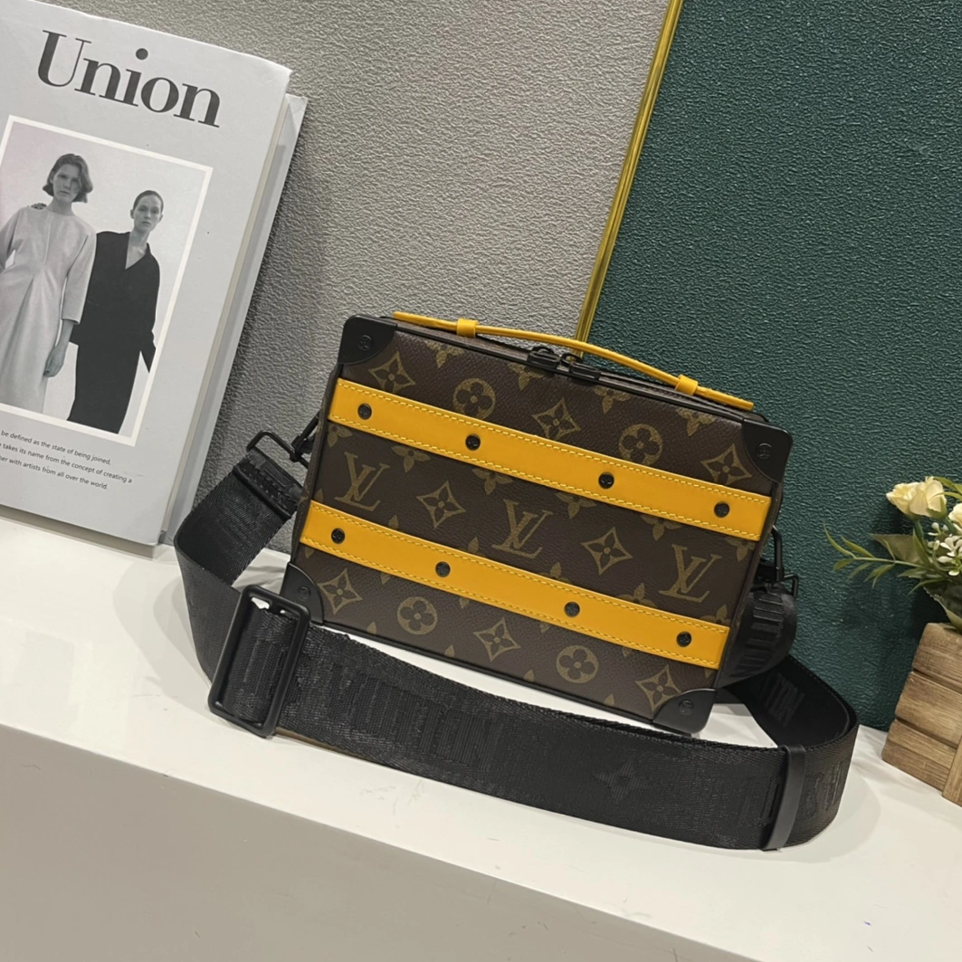 Louis Vuitton AAA Man Messenger Bags DailyWear 3827