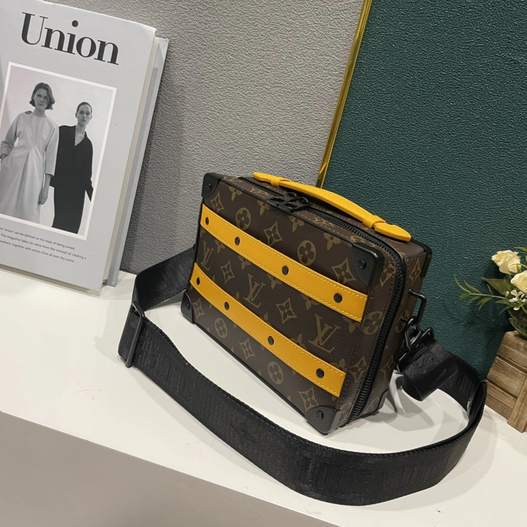 Louis Vuitton AAA Man Messenger Bags DailyWear 3827