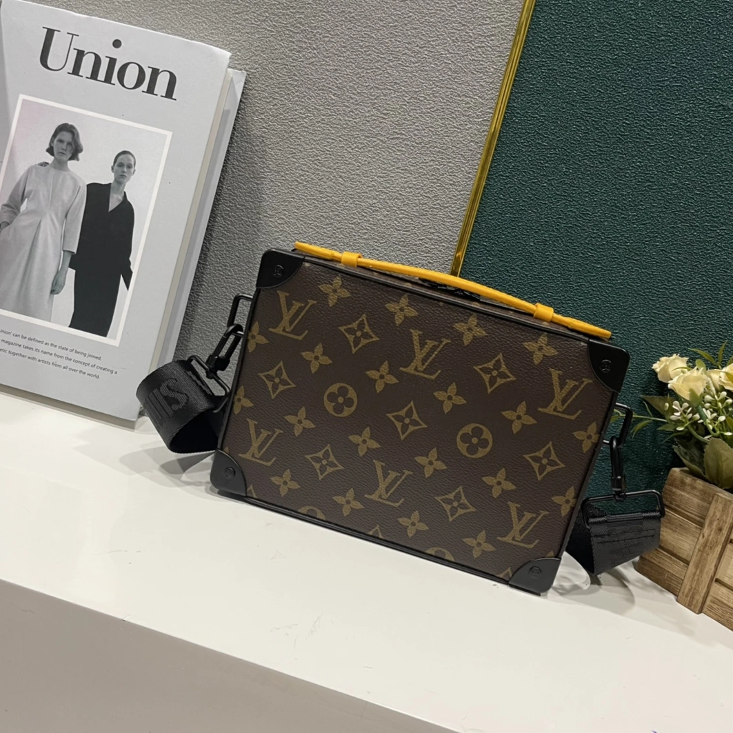 Louis Vuitton AAA Man Messenger Bags DailyWear 3827