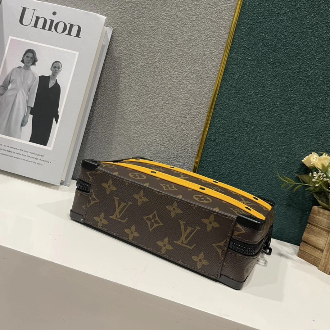 Louis Vuitton AAA Man Messenger Bags DailyWear 3827