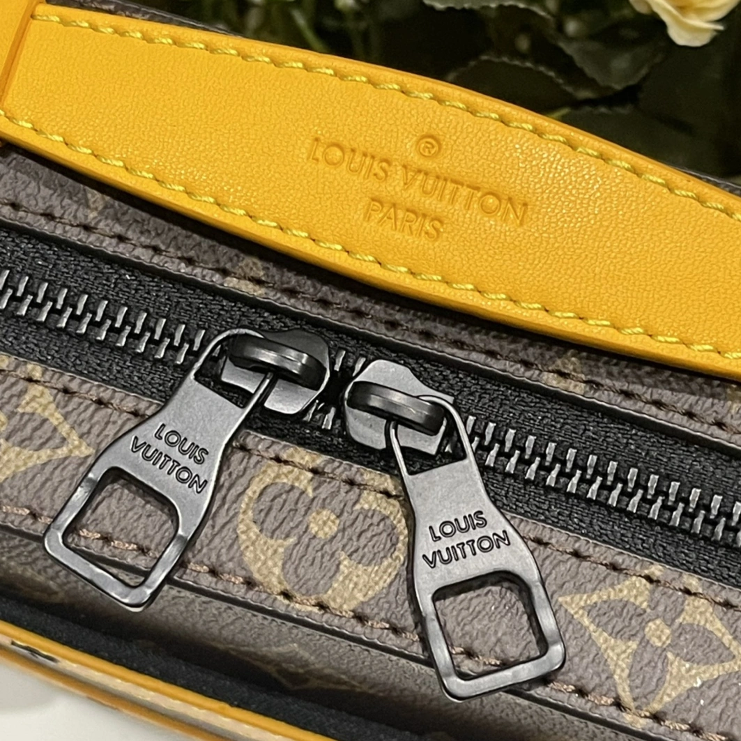 Louis Vuitton AAA Man Messenger Bags DailyWear 3827