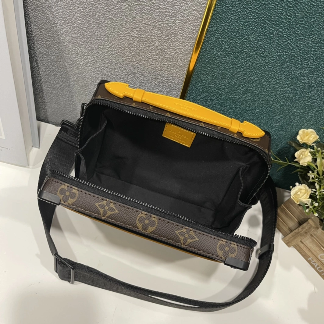Louis Vuitton AAA Man Messenger Bags DailyWear 3827