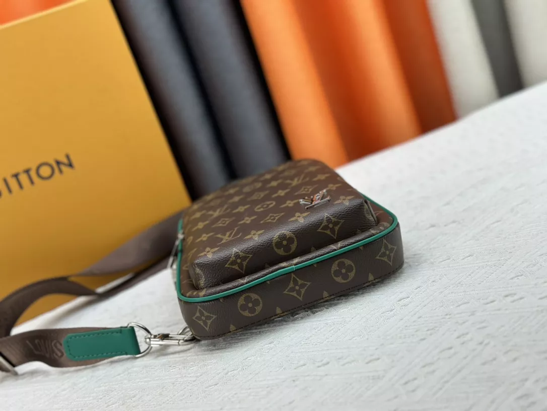 Louis Vuitton AAA Man Messenger Bags Durable 2027