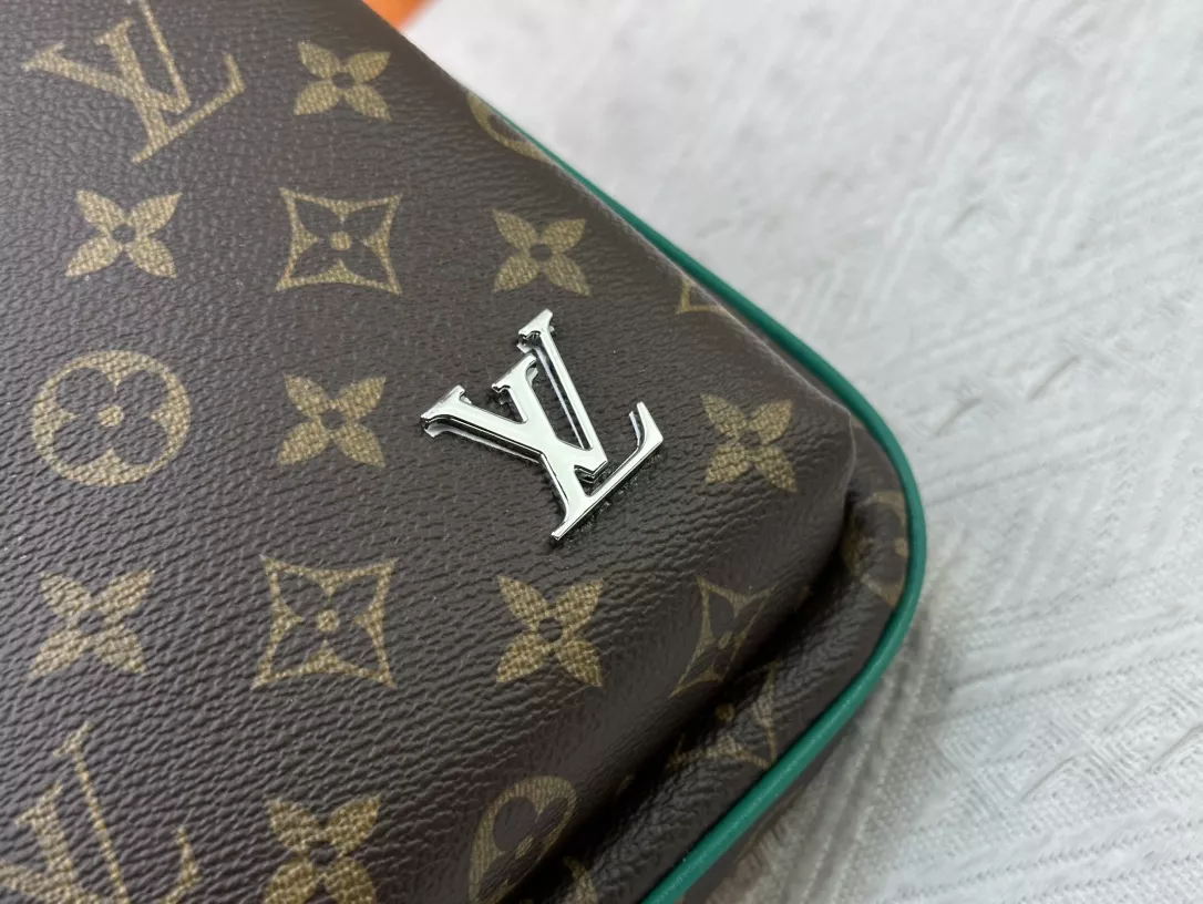 Louis Vuitton AAA Man Messenger Bags Durable 2027
