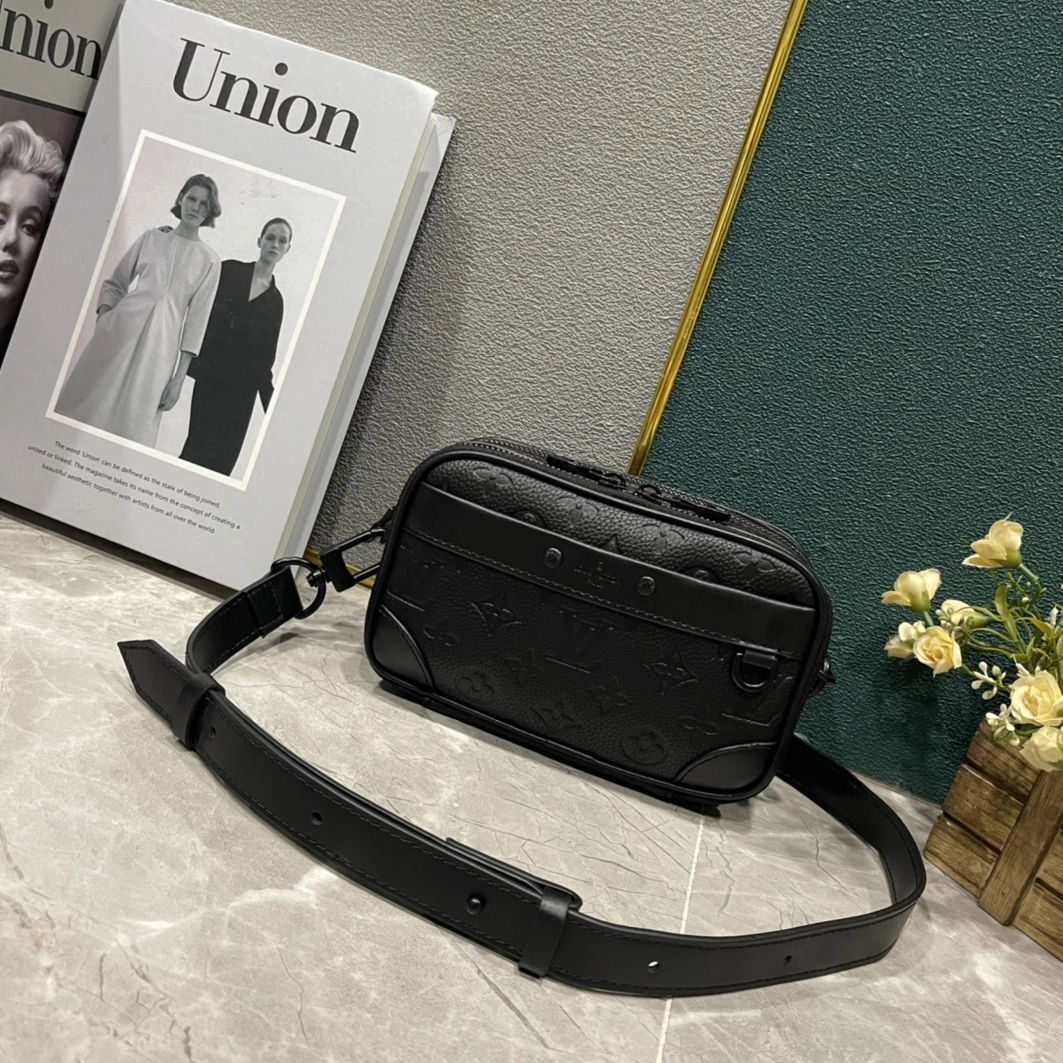 Louis Vuitton AAA Man Messenger Bags Durable 340