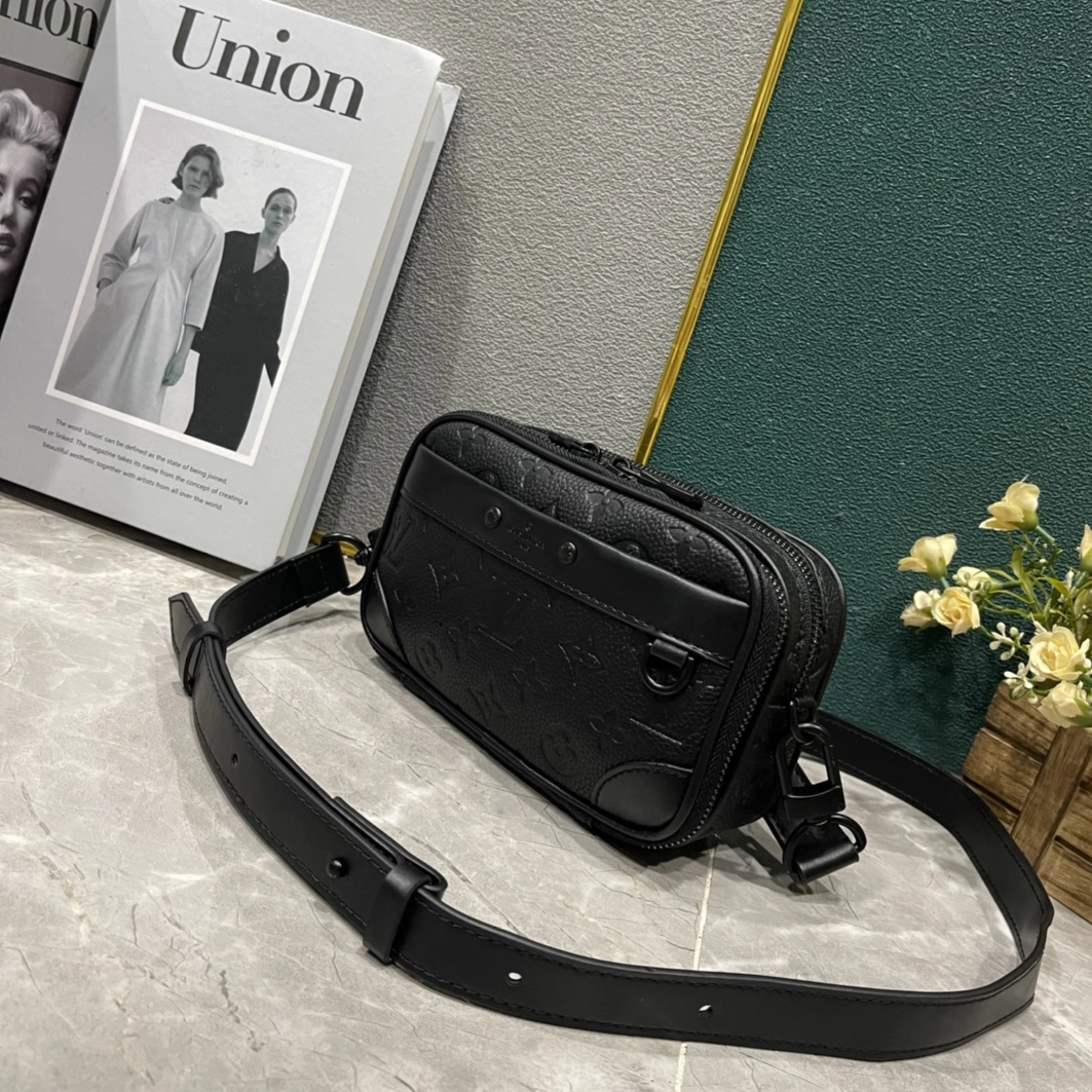 Louis Vuitton AAA Man Messenger Bags Durable 340