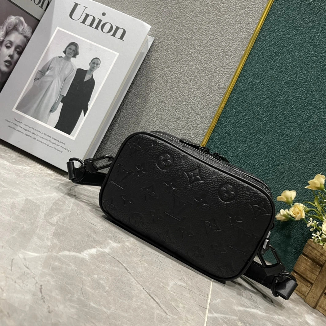 Louis Vuitton AAA Man Messenger Bags Durable 340