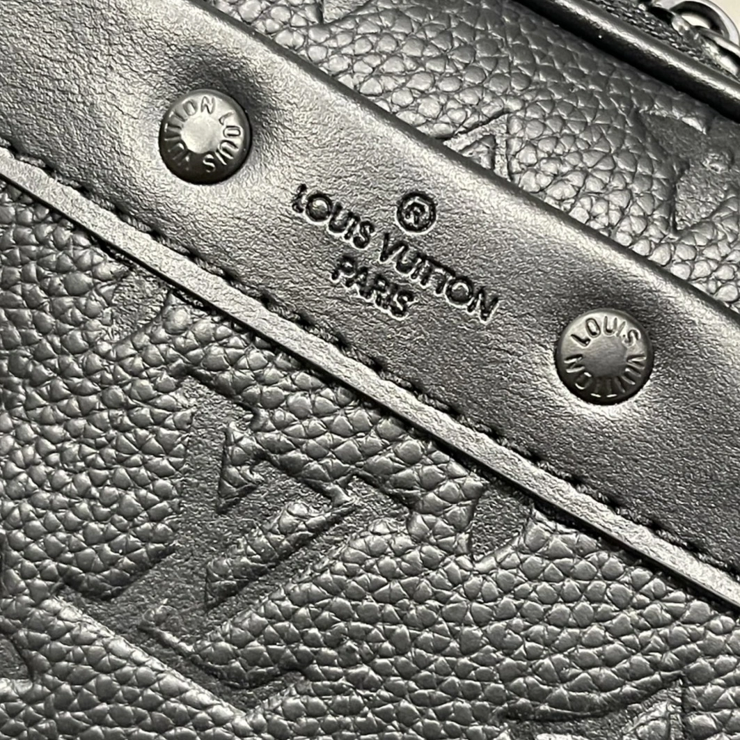 Louis Vuitton AAA Man Messenger Bags Durable 340