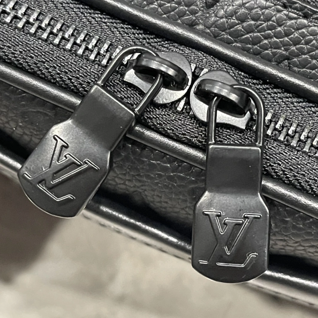 Louis Vuitton AAA Man Messenger Bags Durable 340