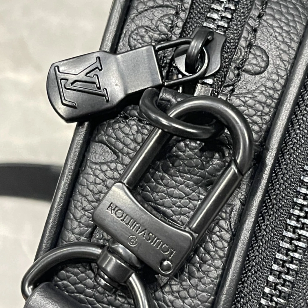 Louis Vuitton AAA Man Messenger Bags Durable 340