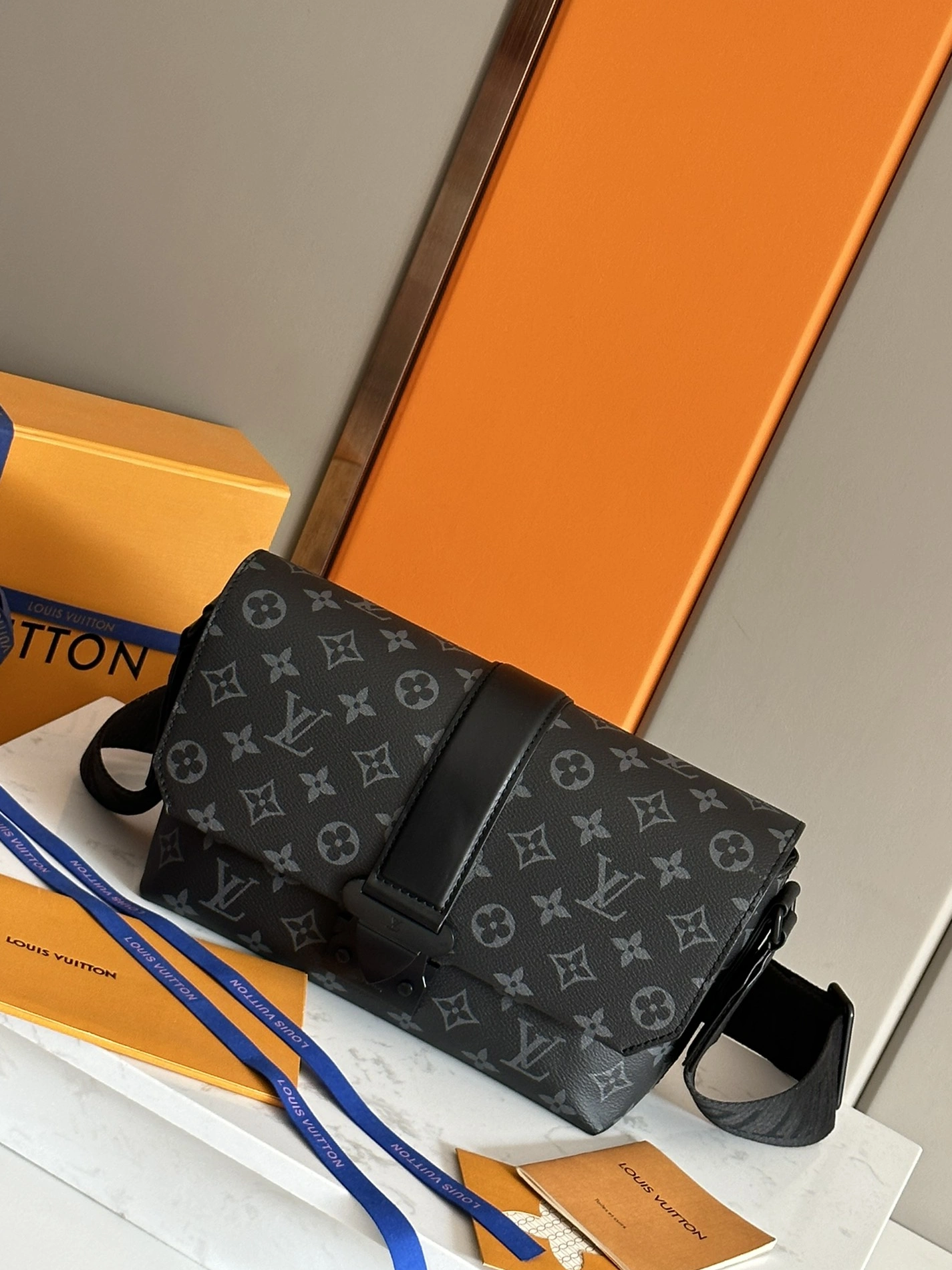 Louis Vuitton AAA Man Messenger Bags Durable 3467