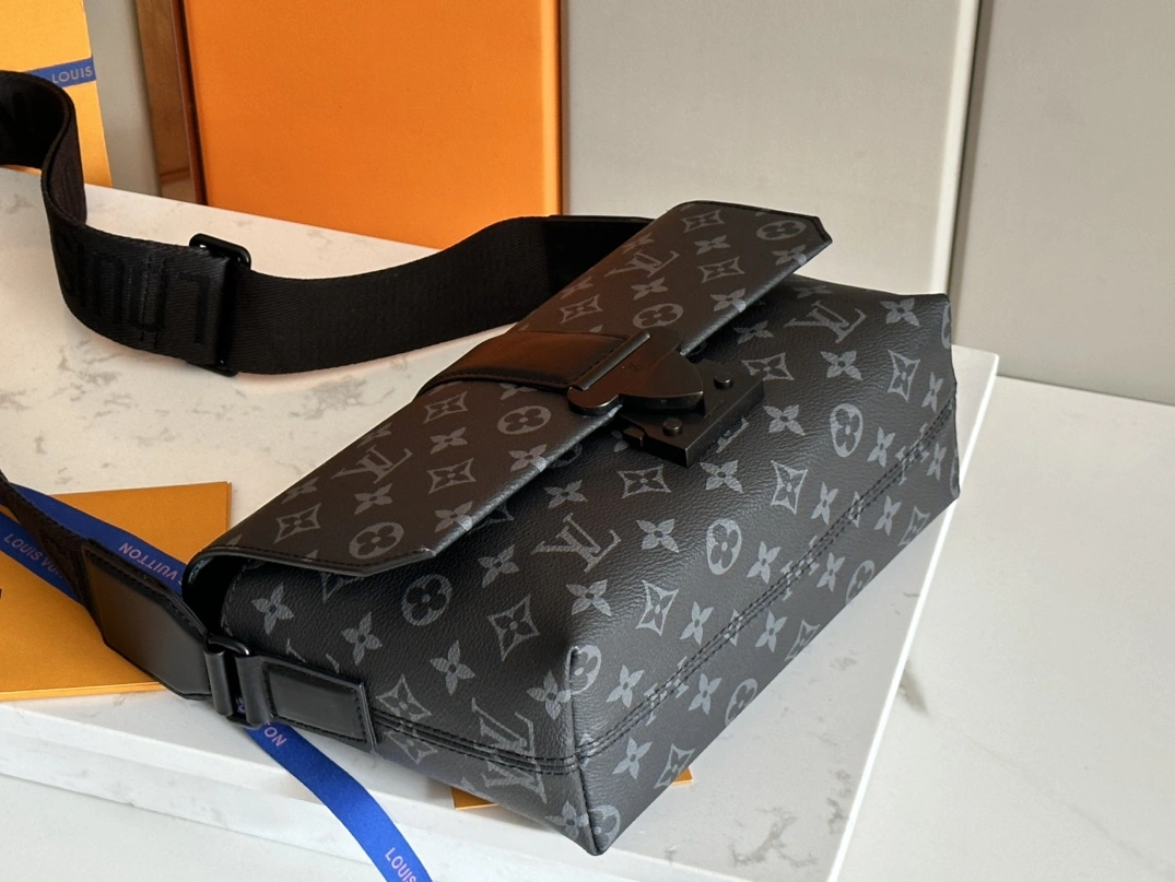Louis Vuitton AAA Man Messenger Bags Durable 3467
