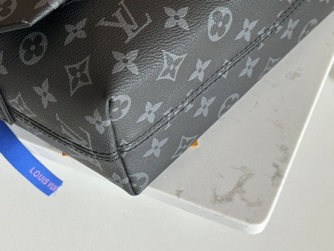 Louis Vuitton AAA Man Messenger Bags Durable 3467