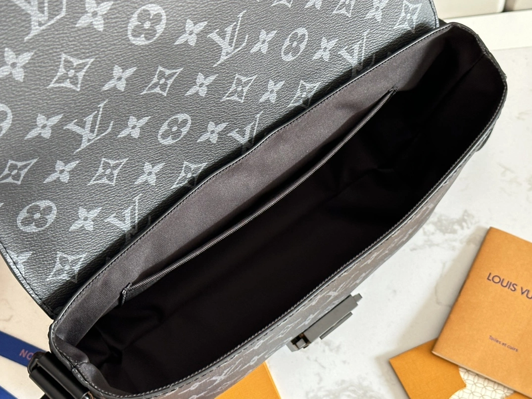 Louis Vuitton AAA Man Messenger Bags Durable 3467