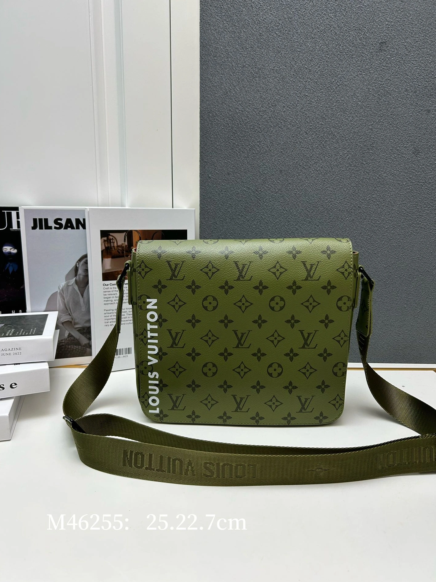 Louis Vuitton AAA Man Messenger Bags Durable 7915