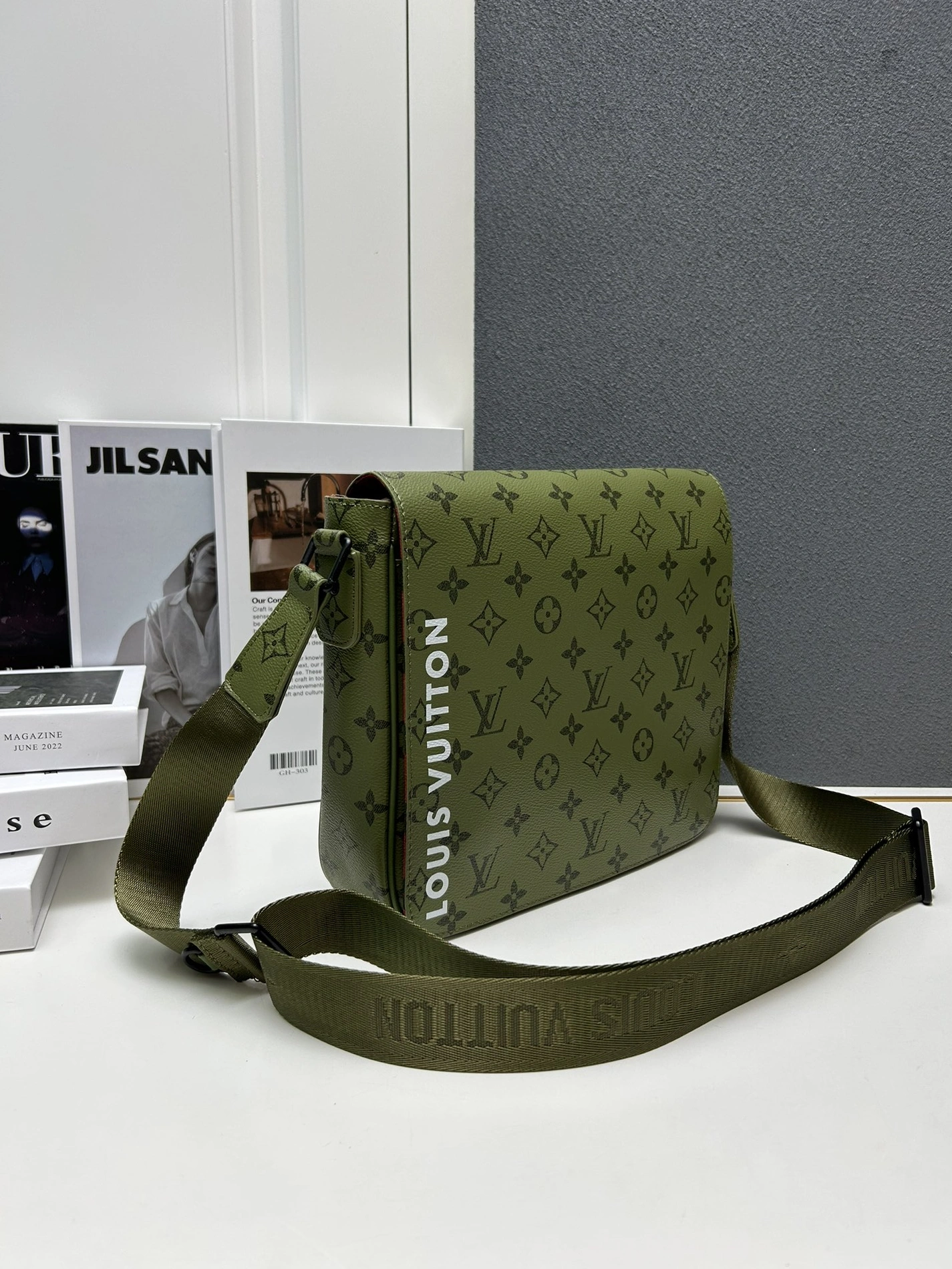 Louis Vuitton AAA Man Messenger Bags Durable 7915