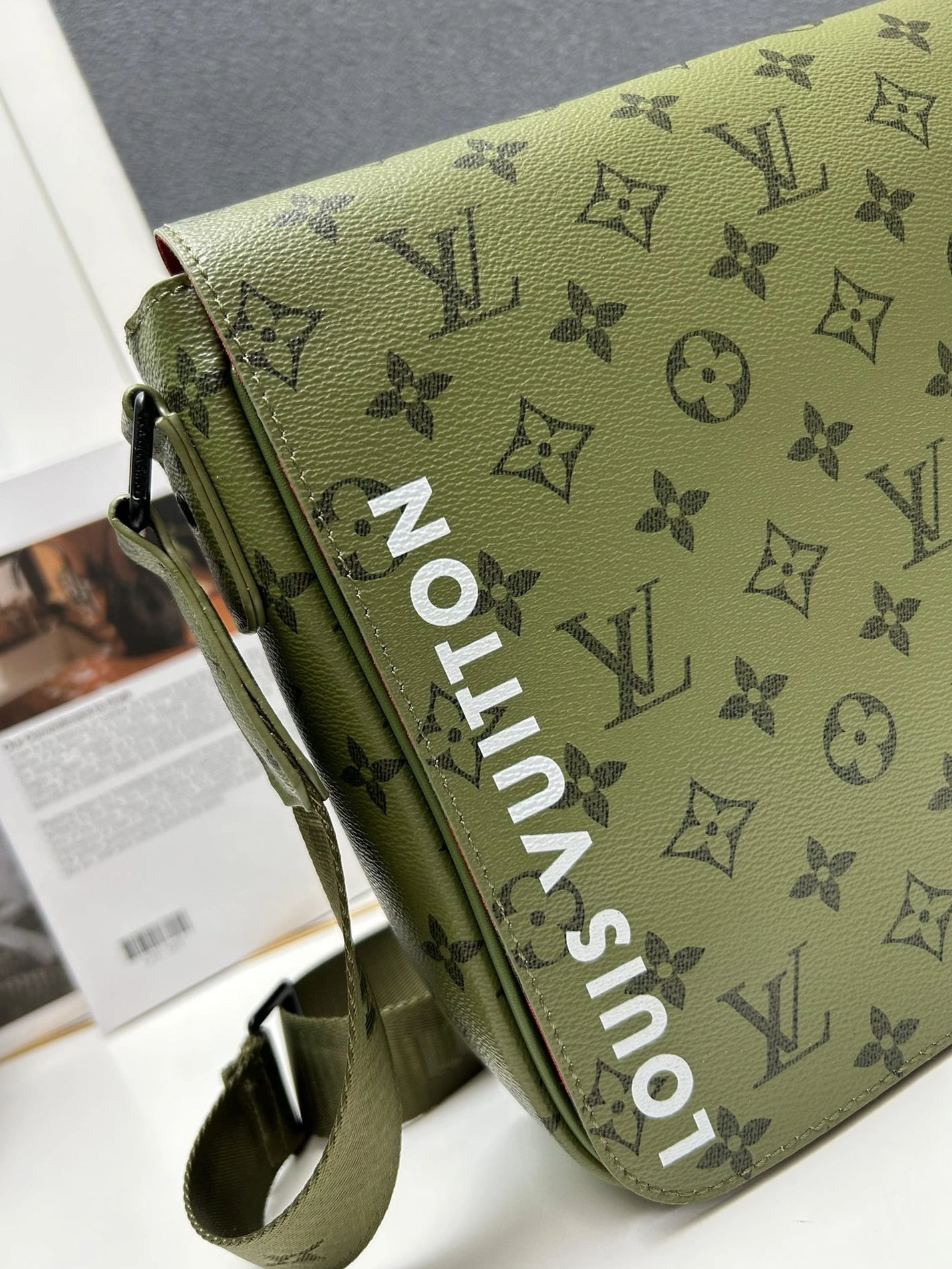 Louis Vuitton AAA Man Messenger Bags Durable 7915