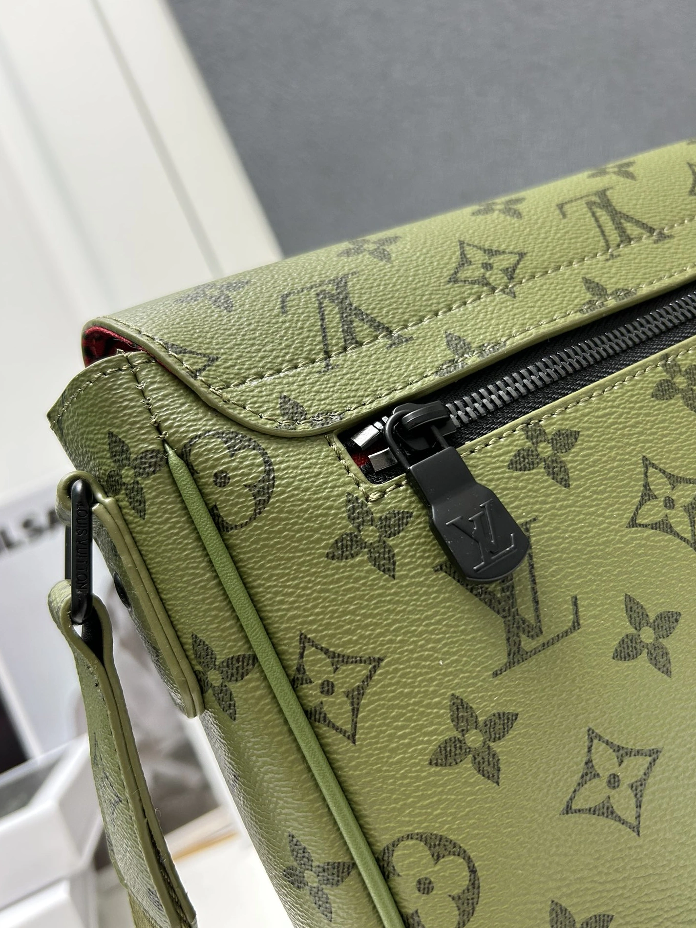 Louis Vuitton AAA Man Messenger Bags Durable 7915