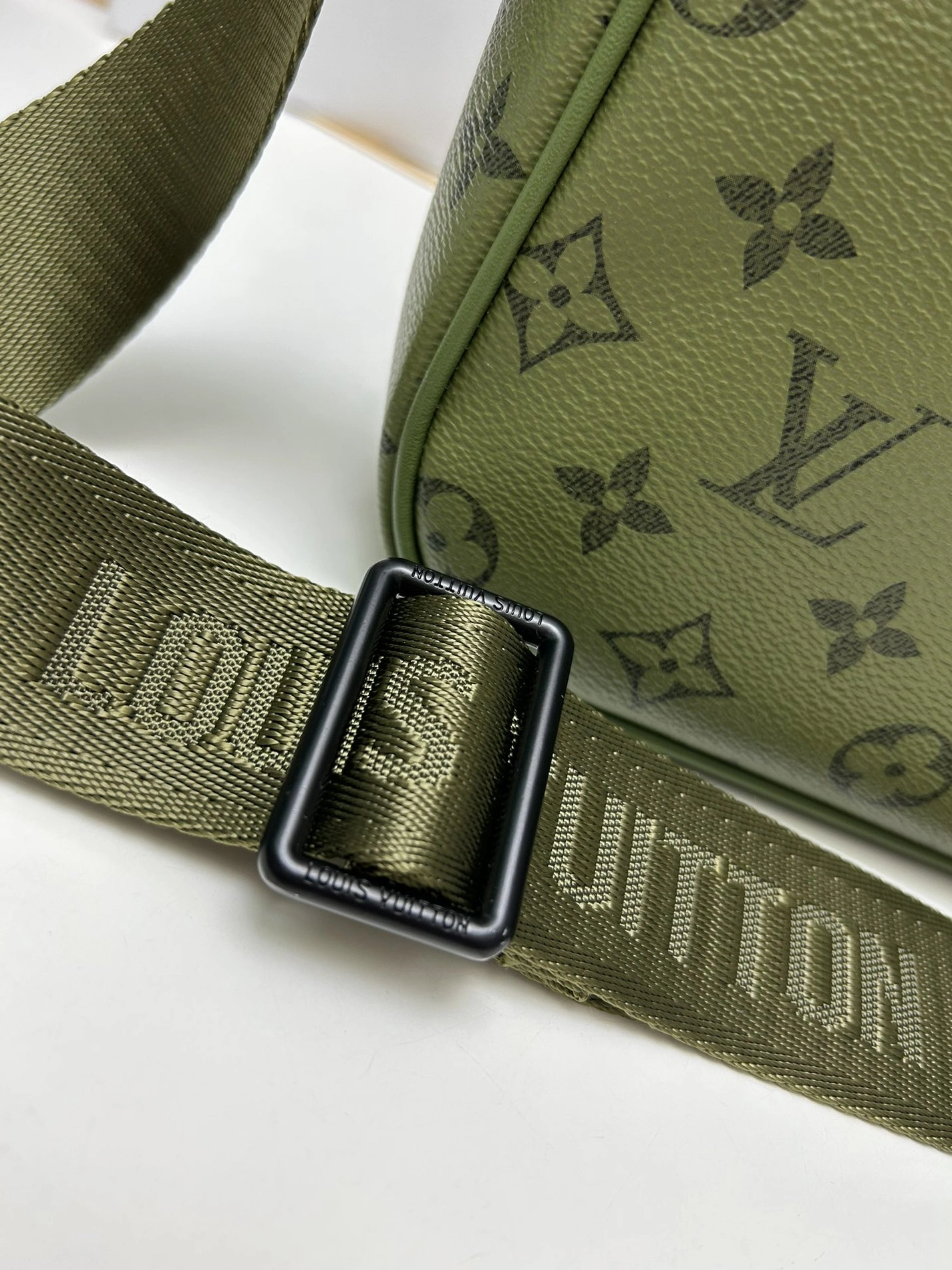 Louis Vuitton AAA Man Messenger Bags Durable 7915