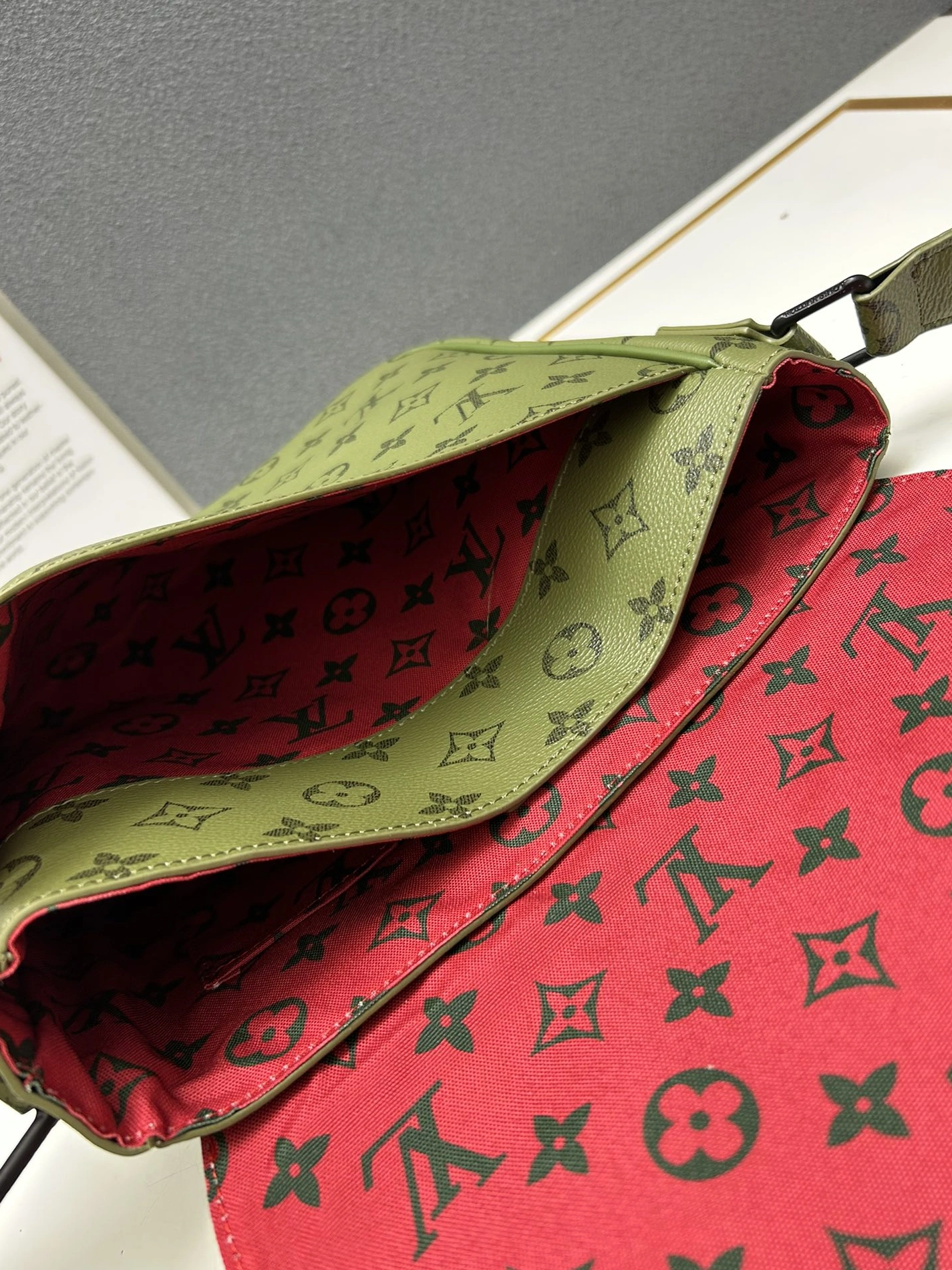 Louis Vuitton AAA Man Messenger Bags Durable 7915