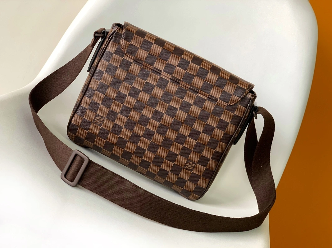 Louis Vuitton AAA Man Messenger Bags Durable 8716