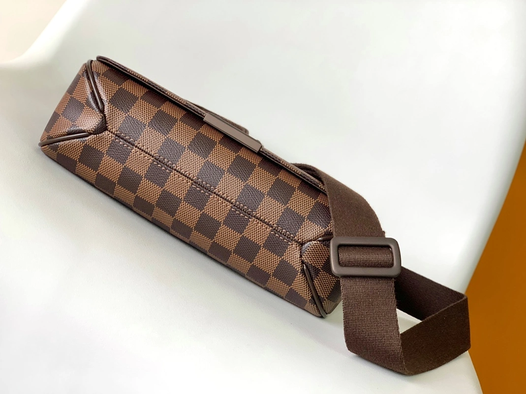 Louis Vuitton AAA Man Messenger Bags Durable 8716