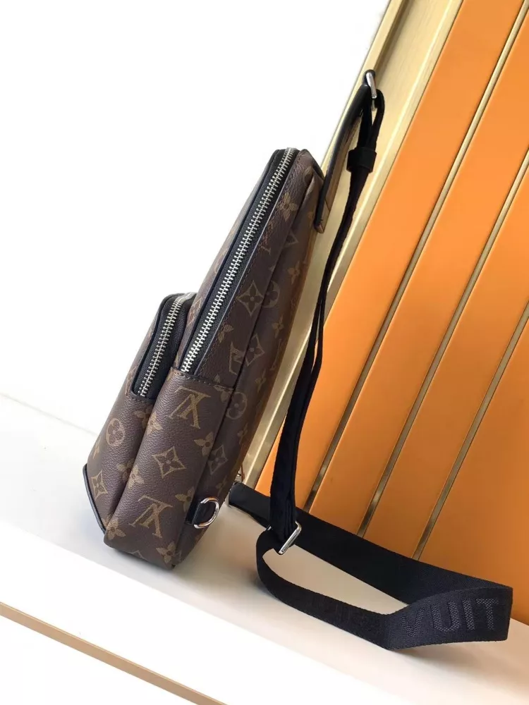 Louis Vuitton AAA Man Messenger Bags Durable 8729