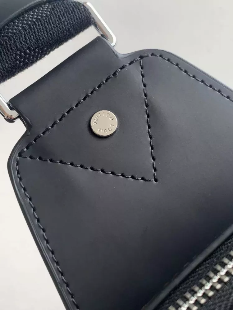 Louis Vuitton AAA Man Messenger Bags Durable 8729