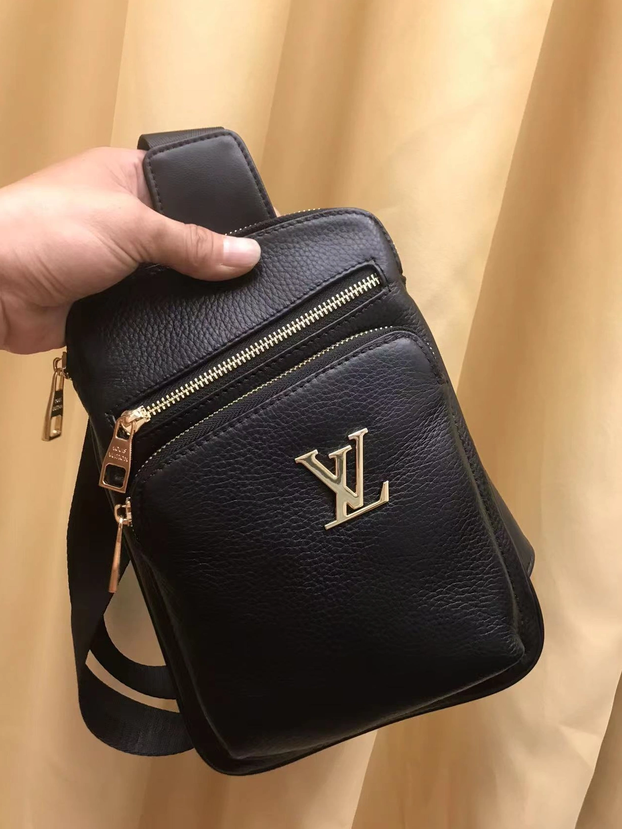 Louis Vuitton AAA Man Messenger Bags Durable 8900