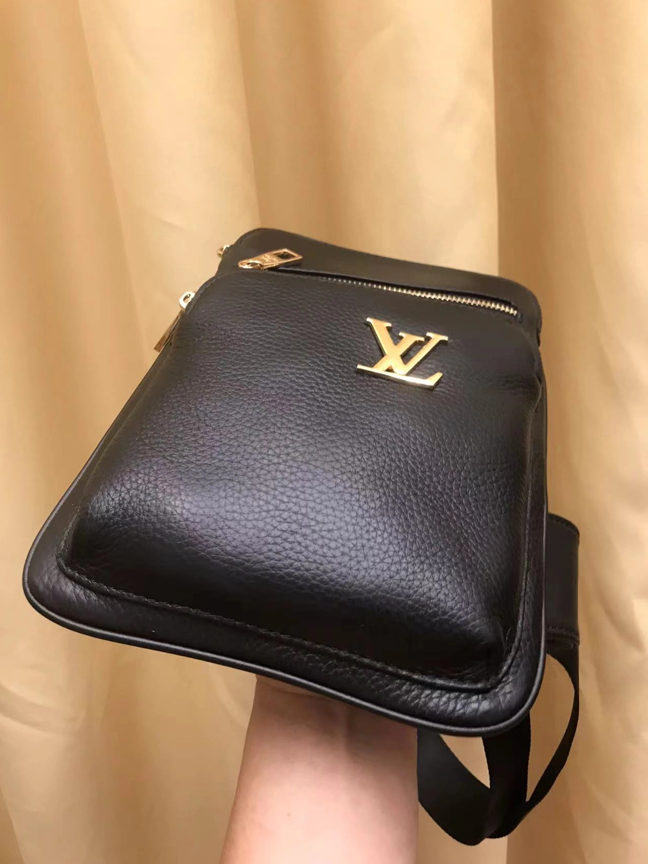 Louis Vuitton AAA Man Messenger Bags Durable 8900