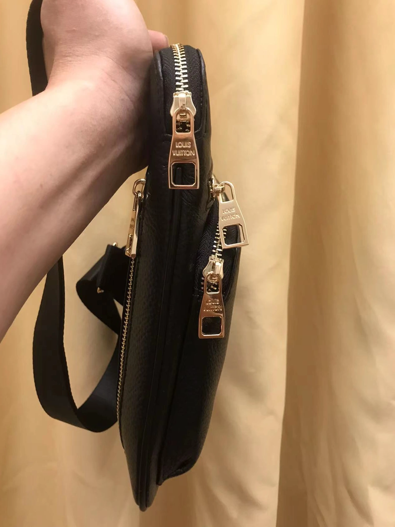 Louis Vuitton AAA Man Messenger Bags Durable 8900