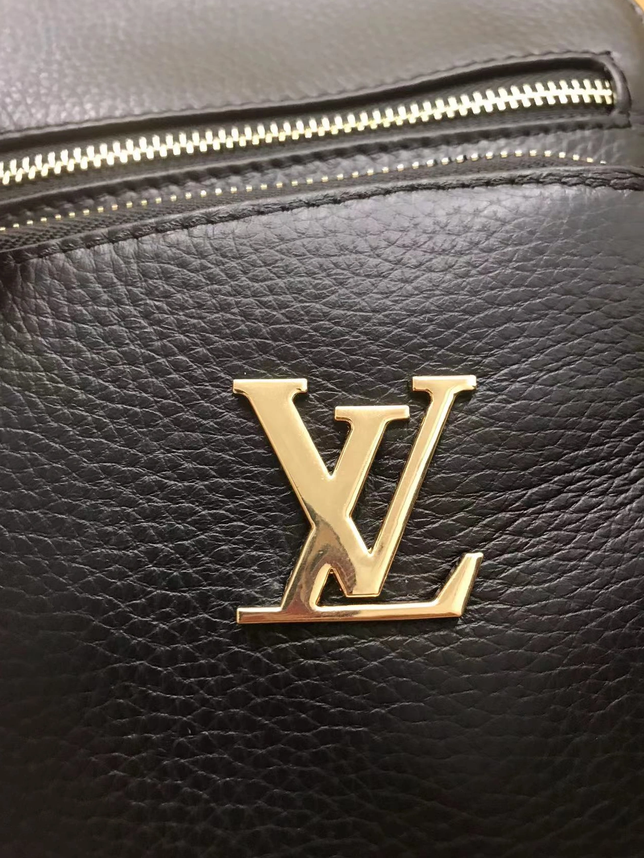 Louis Vuitton AAA Man Messenger Bags Durable 8900