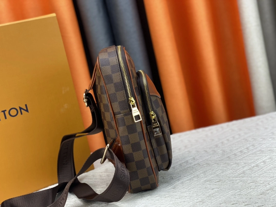 Louis Vuitton AAA Man Messenger Bags EasyMatch 1654