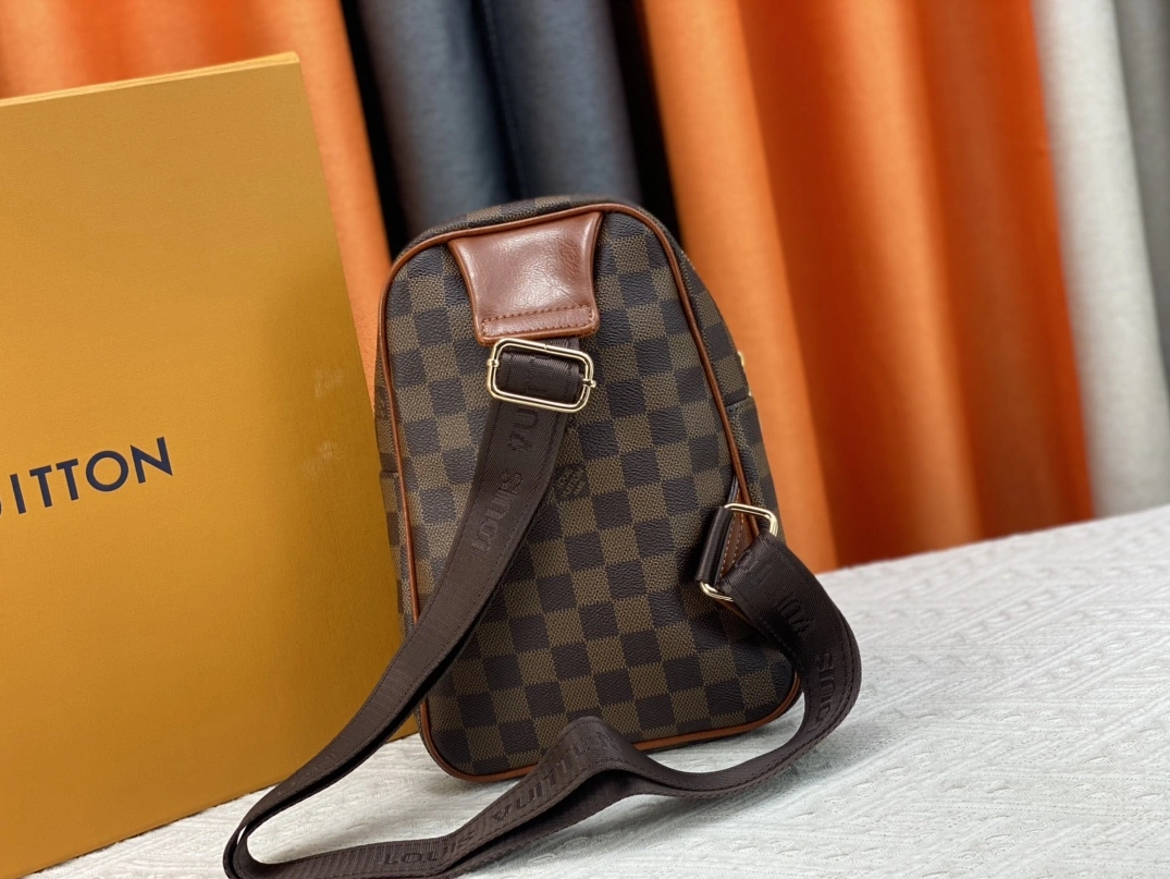 Louis Vuitton AAA Man Messenger Bags EasyMatch 1654