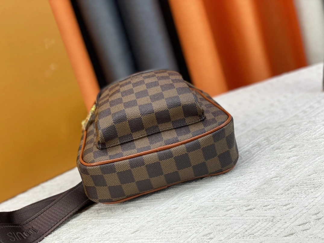 Louis Vuitton AAA Man Messenger Bags EasyMatch 1654