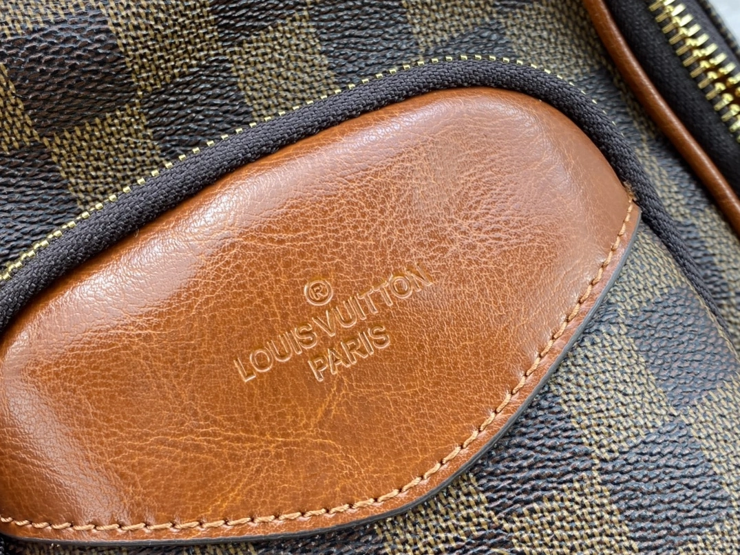 Louis Vuitton AAA Man Messenger Bags EasyMatch 1654