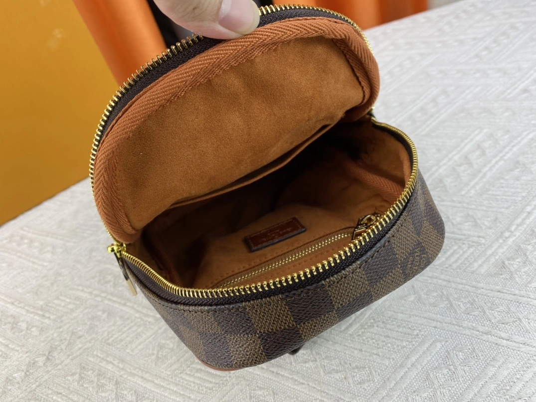 Louis Vuitton AAA Man Messenger Bags EasyMatch 1654