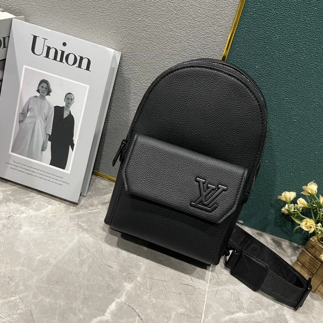 Louis Vuitton AAA Man Messenger Bags EasyMatch 2675