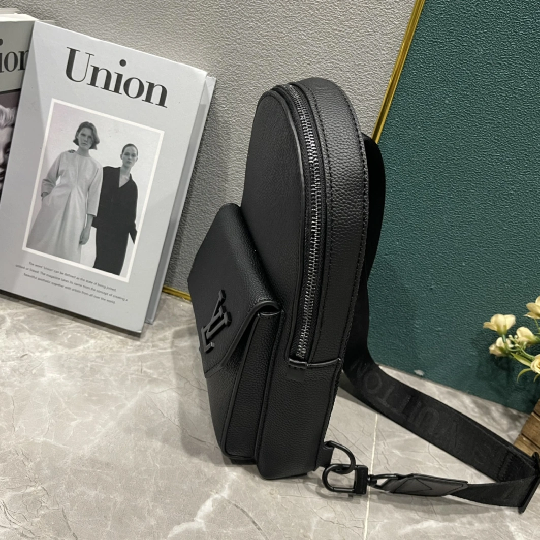 Louis Vuitton AAA Man Messenger Bags EasyMatch 2675