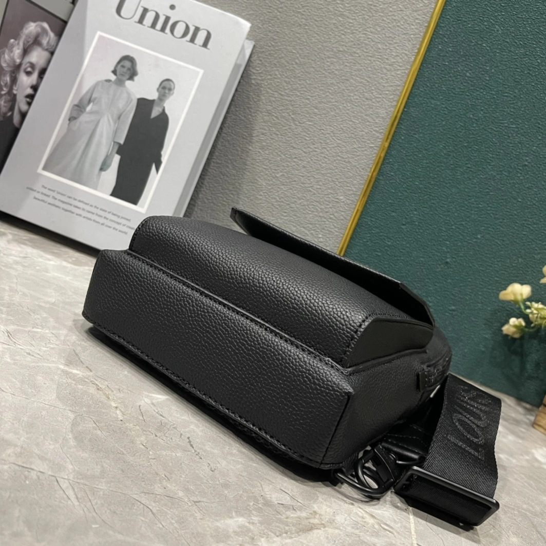 Louis Vuitton AAA Man Messenger Bags EasyMatch 2675
