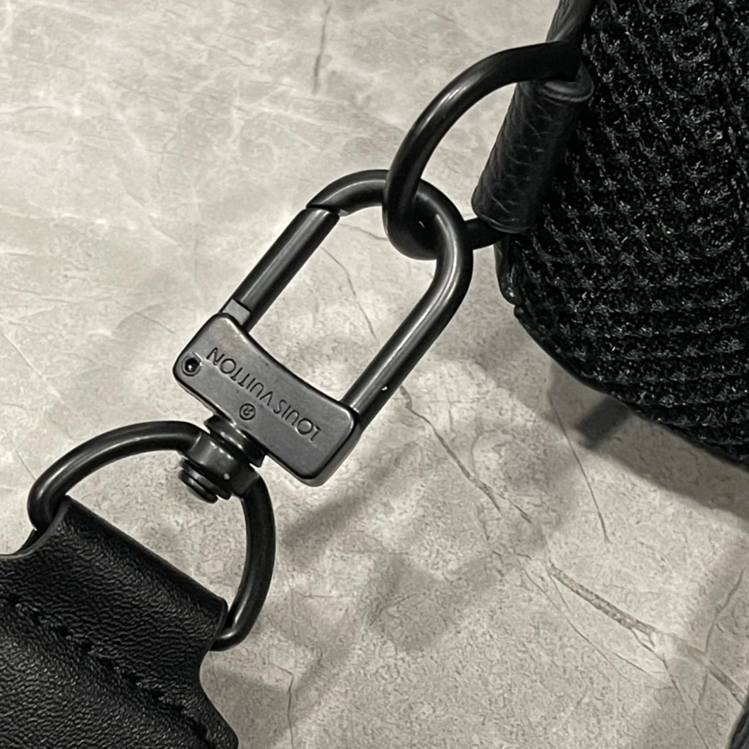 Louis Vuitton AAA Man Messenger Bags EasyMatch 2675