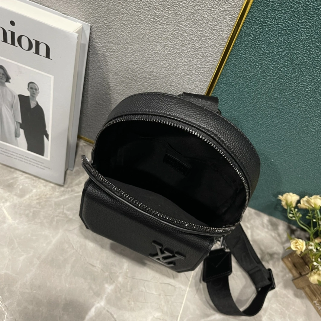 Louis Vuitton AAA Man Messenger Bags EasyMatch 2675