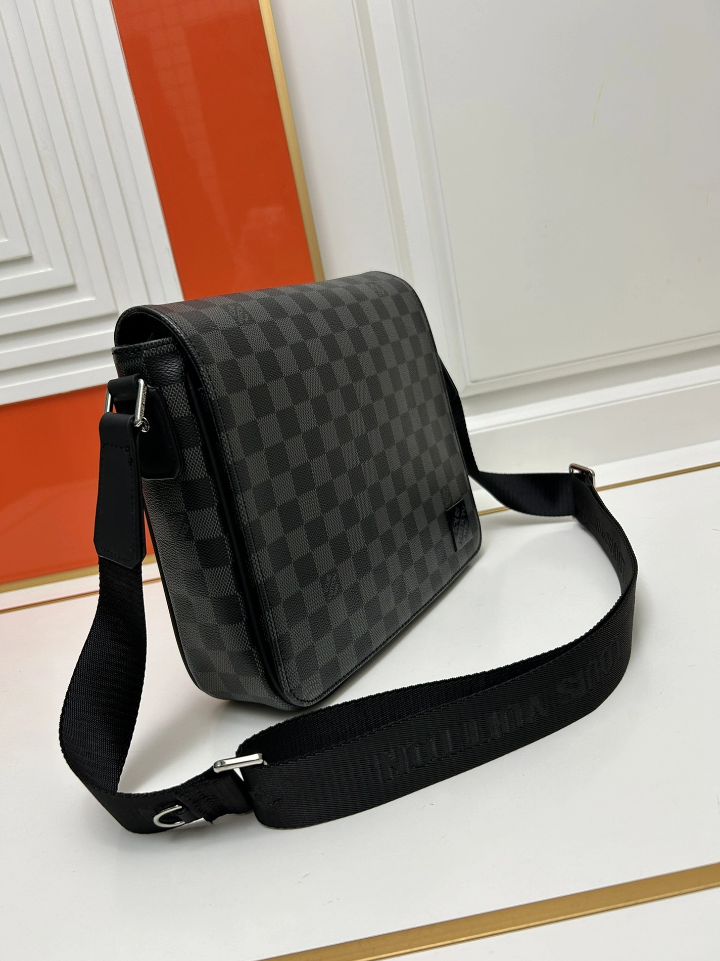 Louis Vuitton AAA Man Messenger Bags EasyMatch 3804