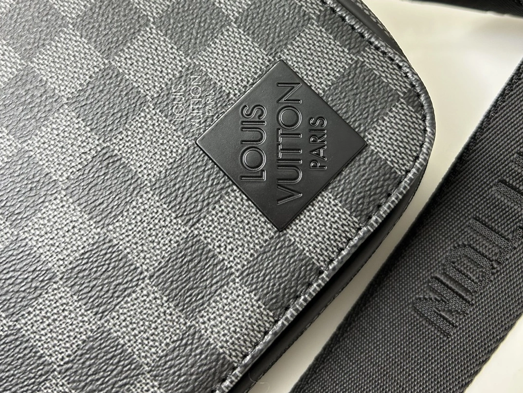 Louis Vuitton AAA Man Messenger Bags EasyMatch 3804