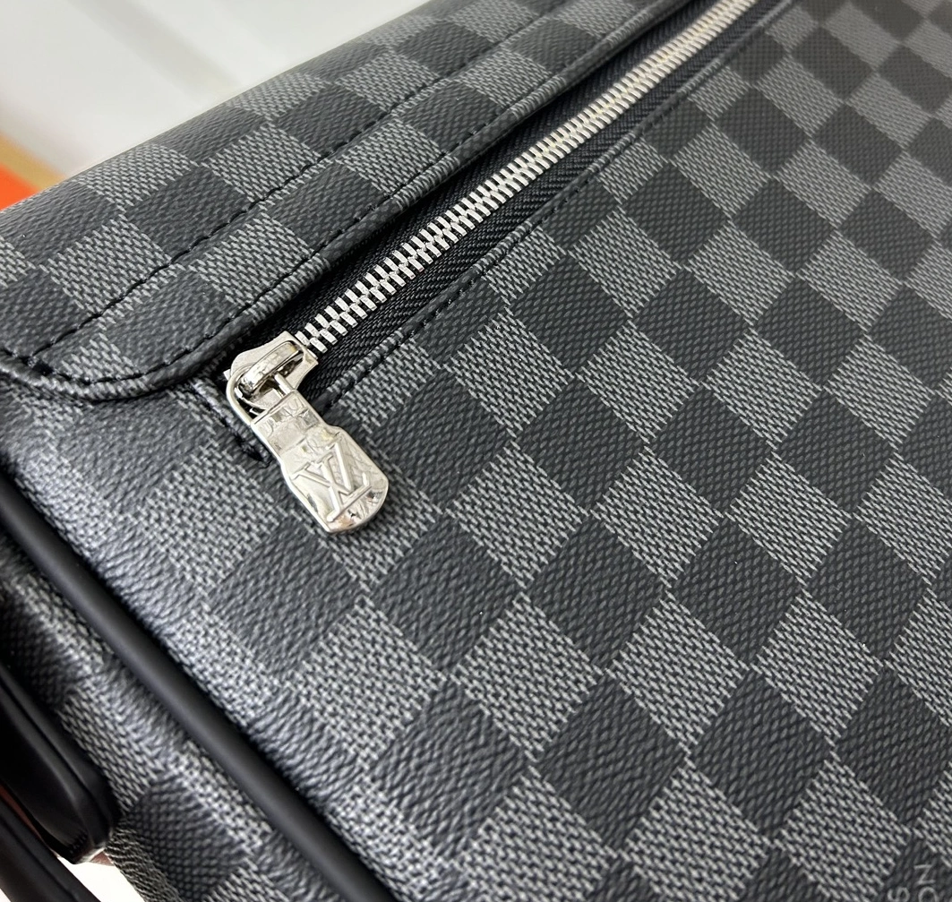 Louis Vuitton AAA Man Messenger Bags EasyMatch 3804