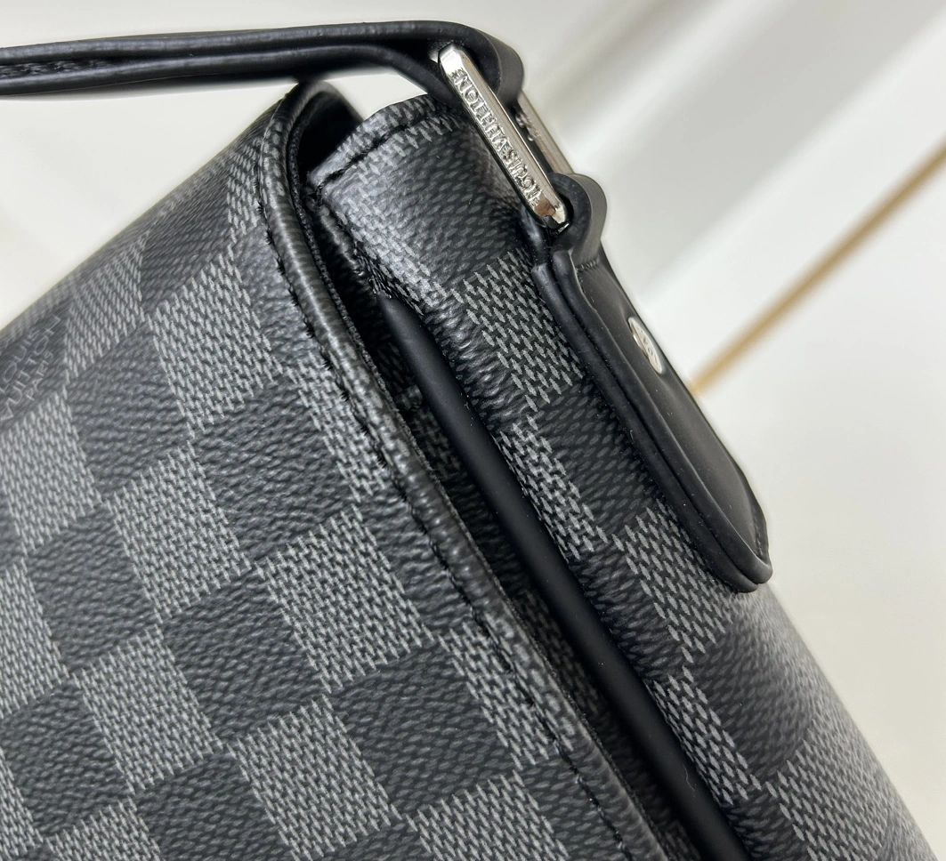 Louis Vuitton AAA Man Messenger Bags EasyMatch 3804